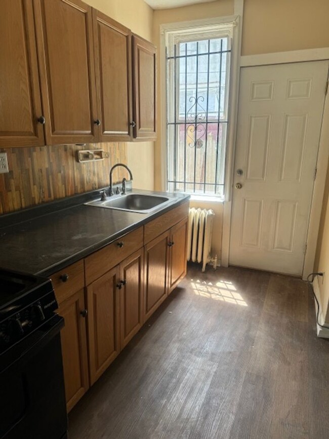 Building Photo - Front Porch Row - Oak Lane (SECTION 8 VOUR...