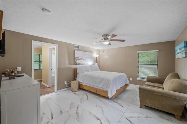 Building Photo - 6207 Moss Dr