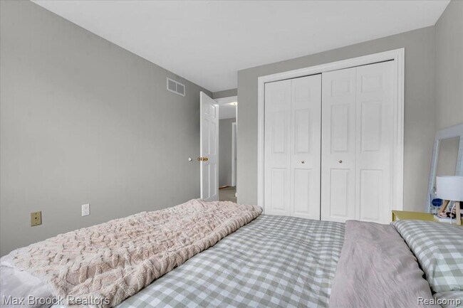 Building Photo - 1613 Brentwood Dr