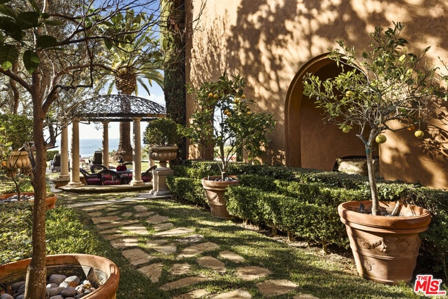 Building Photo - 28 Deep Sea