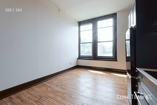 Building Photo - 310 E 39th-S3