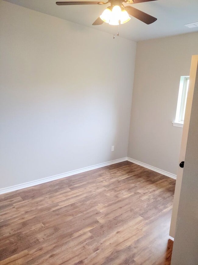 Building Photo - Newly constructed 3/2/1 in Sanger