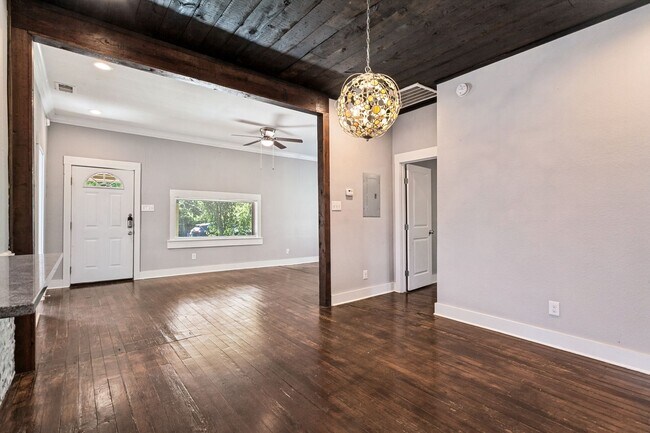 Building Photo - 1013 N Palmetto Ave