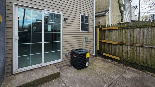 Building Photo - Must See!