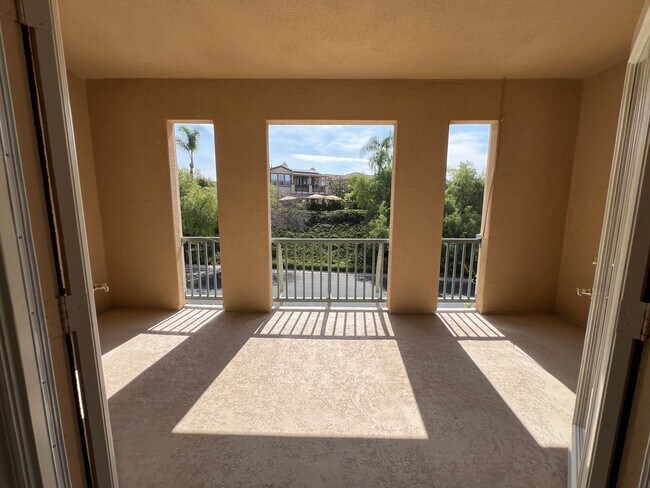 Building Photo - Luxury En Suite Living & Panoramic Views