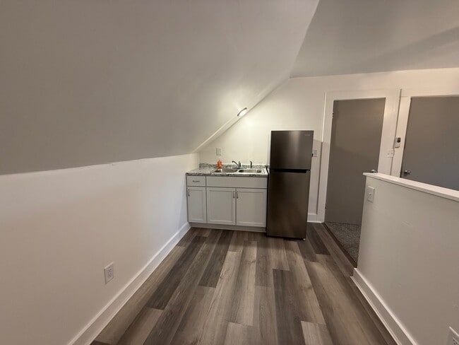 Building Photo - 1117 N B St