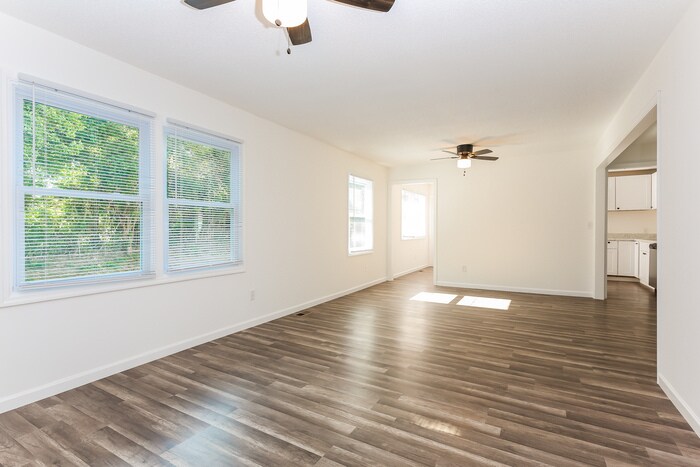 Building Photo - 126 Saturn Ln