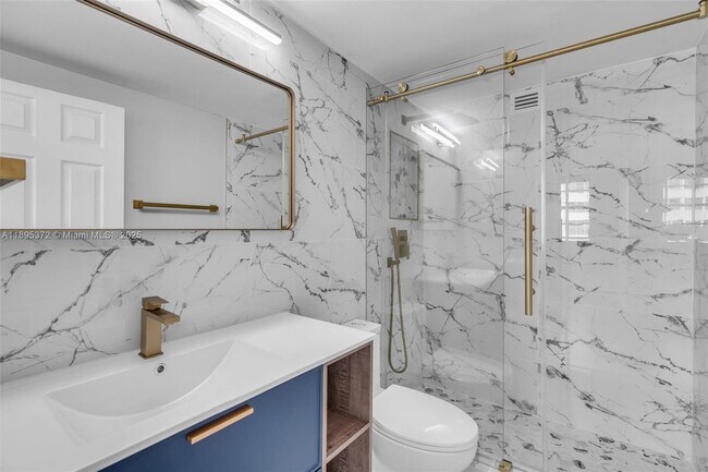 Building Photo - 999 Brickell Bay Dr