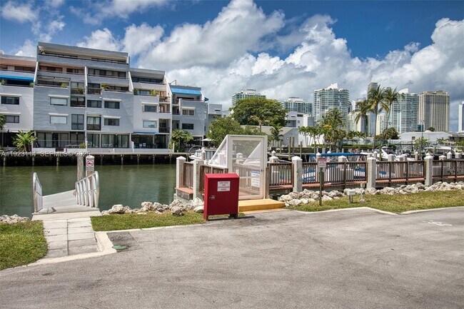 Building Photo - 400 Kings Point Dr