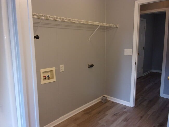 Building Photo - 3 Bedroom 1 Bath Home Recently Updated