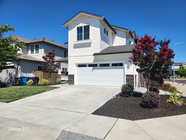 Building Photo - Beautiful two story home in the great neig...
