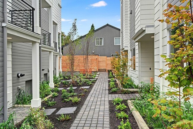 Building Photo - Queen Anne Townhome