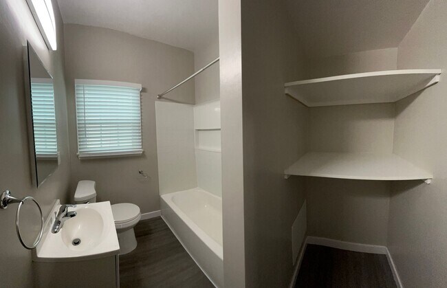 Building Photo - SPACIOUS 1 BEDROOM 1 BATH UPSTAIRS LOCATED NORTH OF DOWNTOWN LONG BEACH