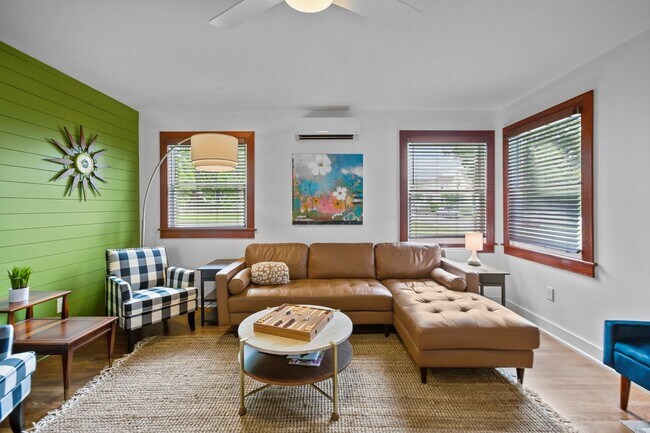 Building Photo - Modern Furnished Cottage Located Downtown!