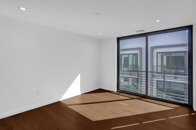 Building Photo - Gorgeous New Townhouse on the Beach