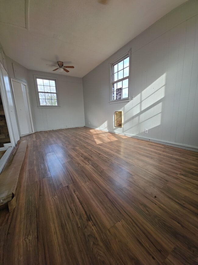 Building Photo - 4411 NW Kenwood Dr