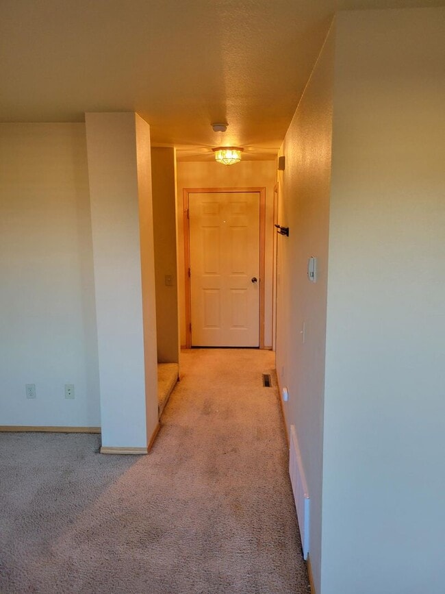Building Photo - 3 Bedroom, 2.5 Bathroom Townhouse: Month- Month Lease
