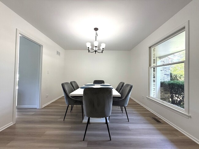 Building Photo - 715 Merlin Dr