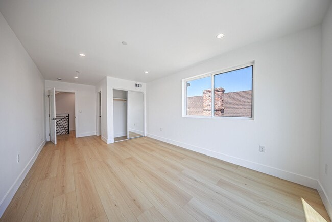 Building Photo - 1259 S Longwood Ave