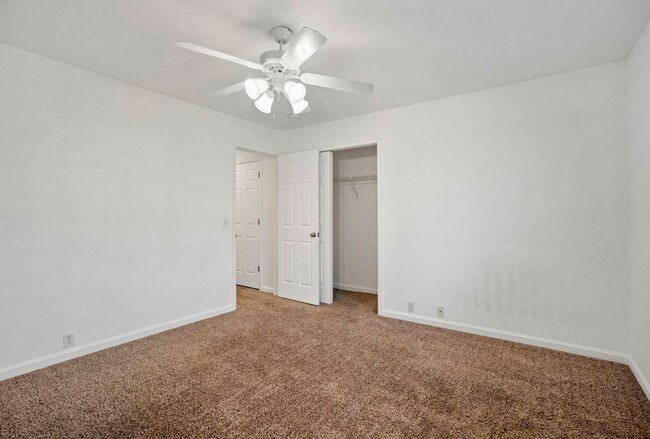 Building Photo - Cute 2bd, 2.5ba Townhome Across from Cotto...