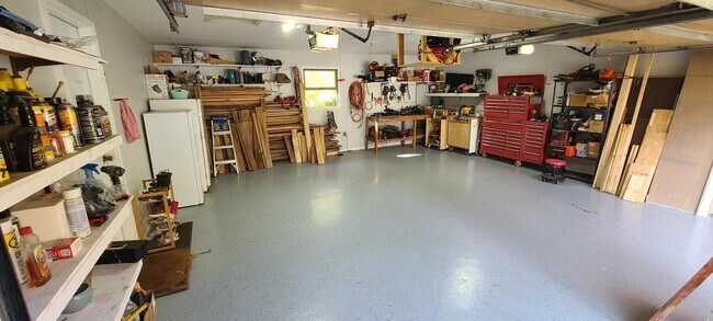 Building Photo - Ring in 2026 with THIS Great Rental!