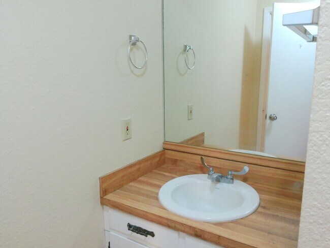 Building Photo - 109 Sutherland Dr