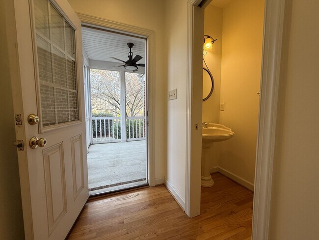 Building Photo - Immaculate End-Unit Townhome in Port Warwick