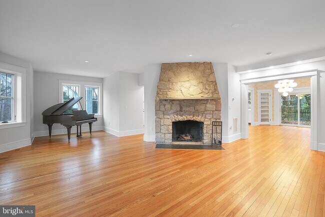Building Photo - 3744 Huntington St NW