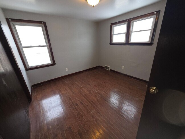 Building Photo - 3260 N 49th St