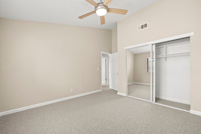 Building Photo - Beautiful 3-bedroom, 3-bathroom townhome  ...