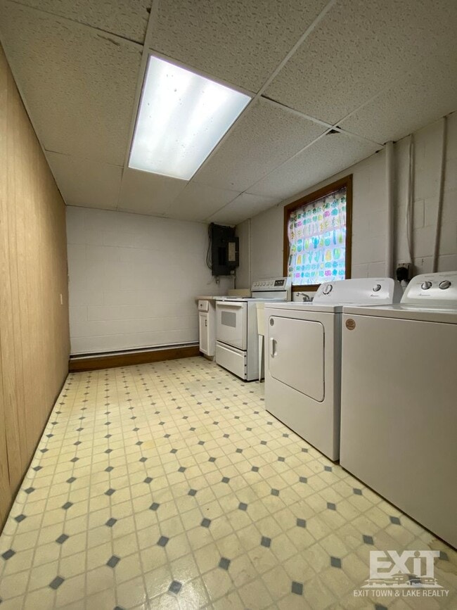 Building Photo - Well Maintained brick ranch home