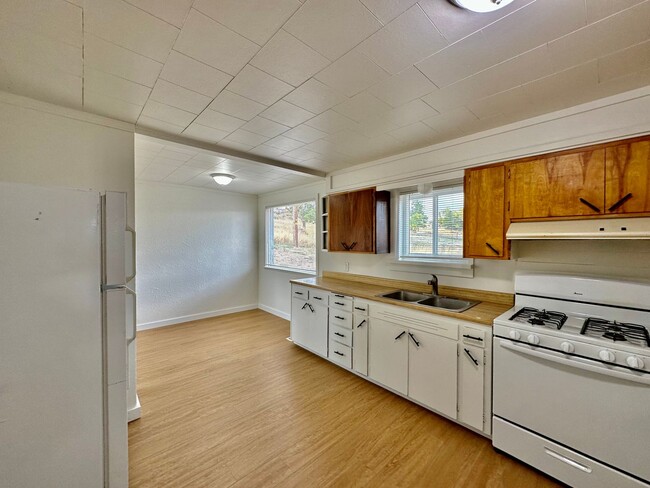 Primary Photo - 2bdrm, 1 bath house with shed near Jeld We...