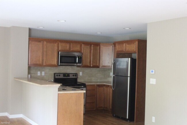 Building Photo - 3 br, 2.5 bath Duplex - 418 N Saginaw Rd