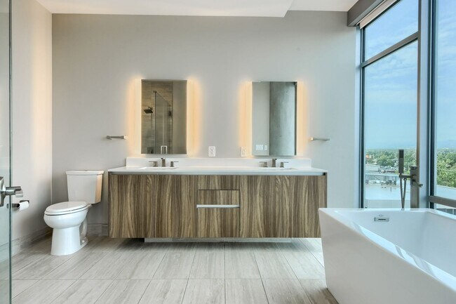Building Photo - Two Bedroom Penthouse in Denver
