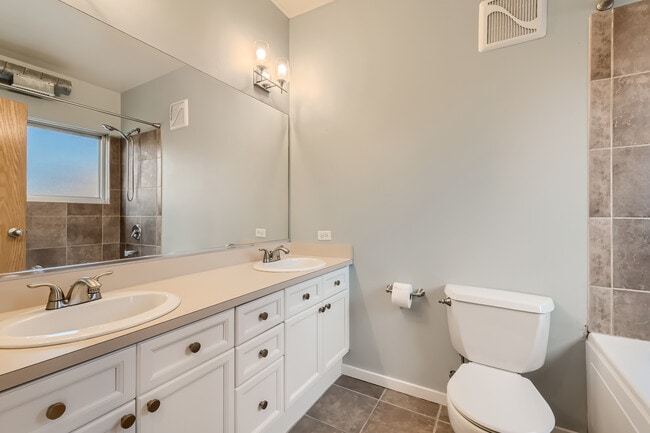 Building Photo - 2333 W Saint Paul Ave