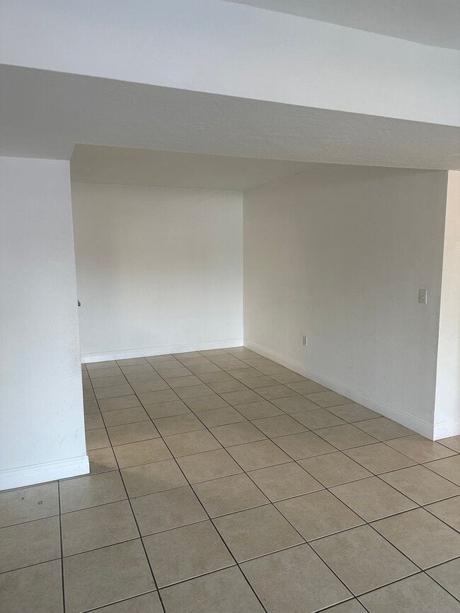 Building Photo - Kenwood