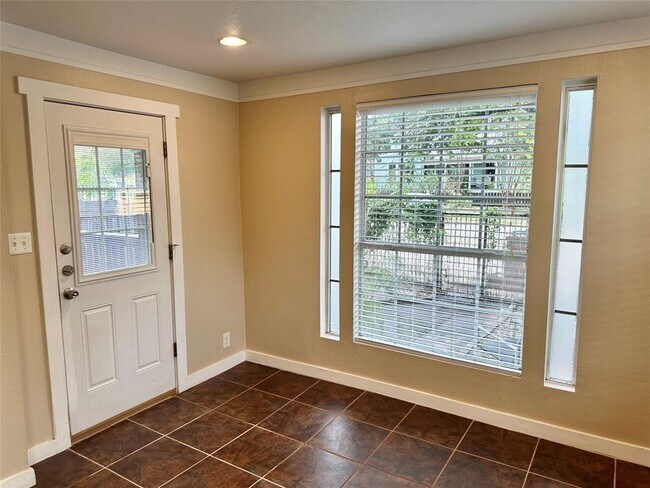 Building Photo - 2103 E 16th St