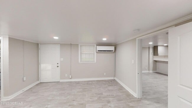 Building Photo - 1255 Central Dr