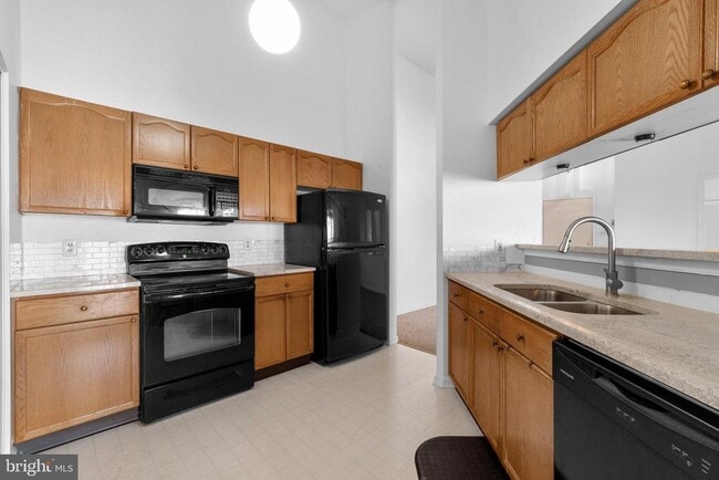 Building Photo - 8200 Blue Heron Dr