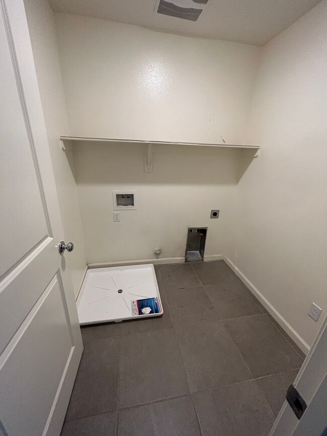 Building Photo - Spacious 5 Bedroom 4 Bathroom in Tulare!!
