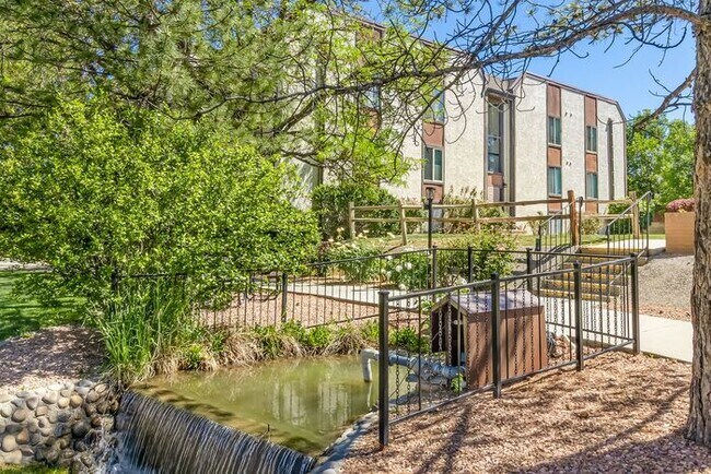 Building Photo - Easy Living Starts Here | 2 Bedroom Lakeside Condo