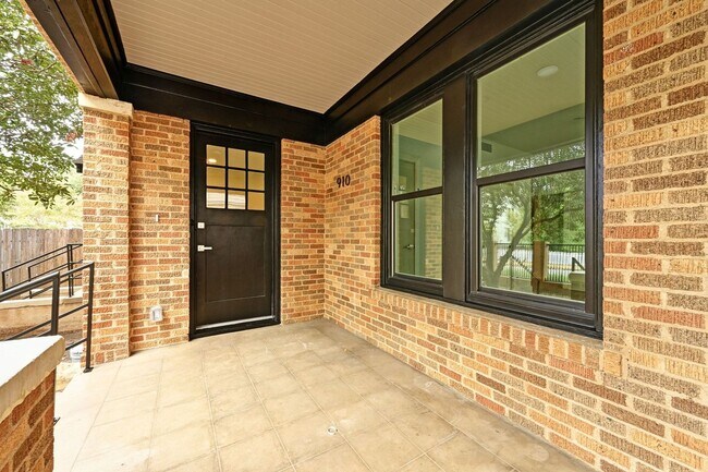 Building Photo - Top of the line House in West Campus for A...