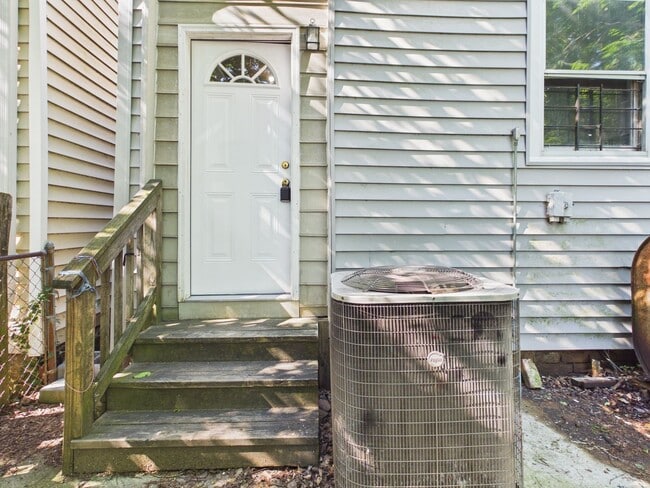 Building Photo - 2108 W Cary St