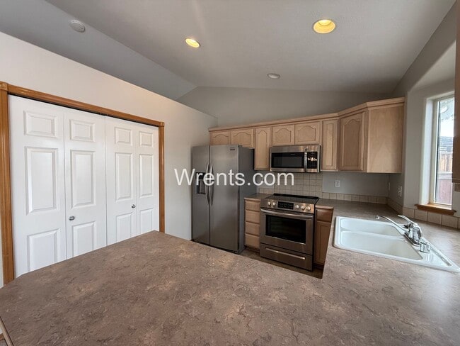 Building Photo - Beautiful 4 bed 3 bath Home!