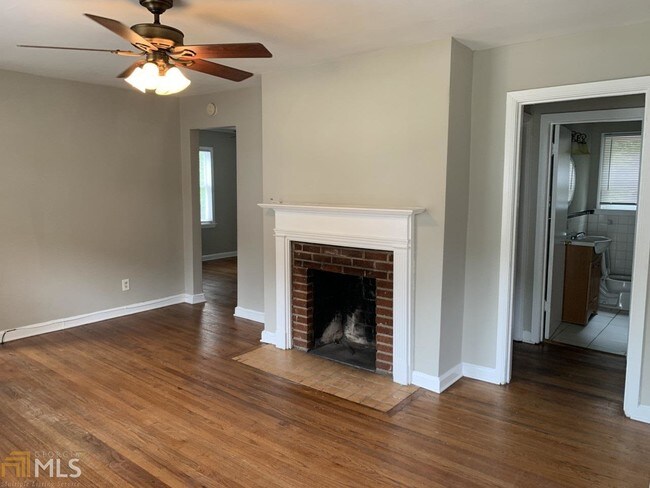 Building Photo - 402 Deckner Ave SW