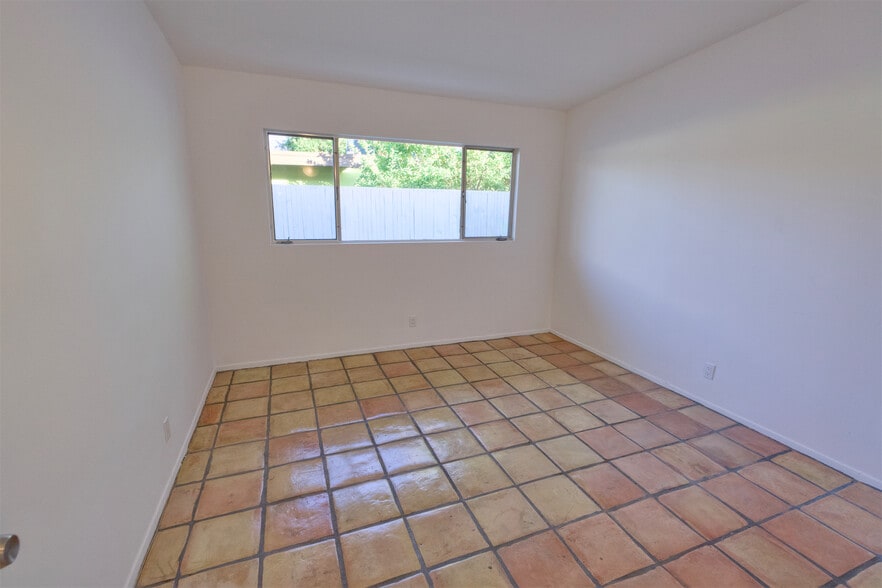 Building Photo - 975 E Camino Parocela