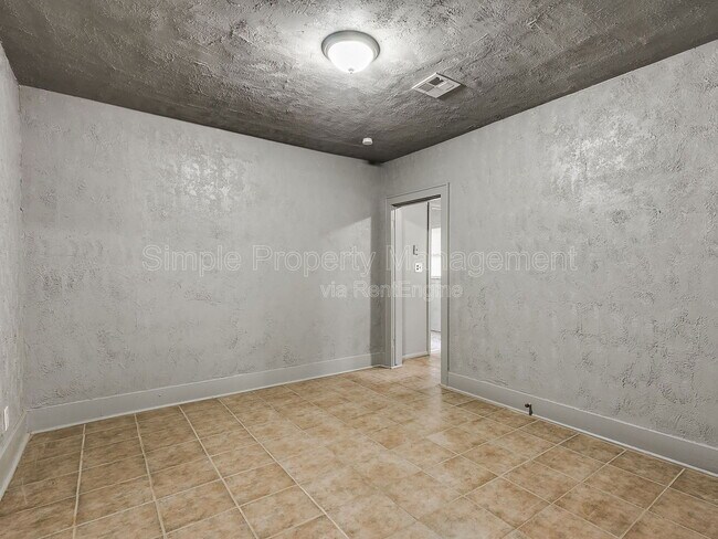 Building Photo - 2612 N Fonshill Ave