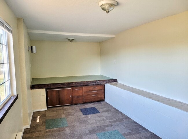 Building Photo - Pre-leasing for June! - 6 bed/3 bath Near Campus