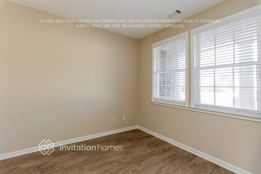 Building Photo - 335 Yellow Iris Rd SE