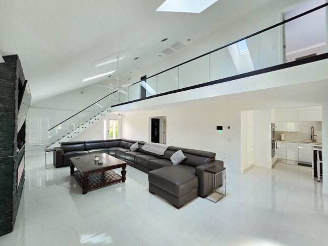Building Photo - SEASONAL RENTAL - Luxury by the Beach!